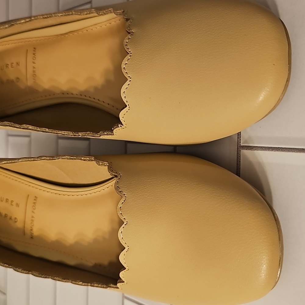 Lauren Conrad Women's Memory Foam Cream Scalloped Pumps - Picture 3 of 6